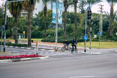 Tel Aviv İsrail 17 Ocak 2021 Kilit altındayken ve Coronavirus salgını İsrail 'i vurduğunda Tel Aviv sokaklarında dolaşan kimliği belirsiz insanların görüntüsü