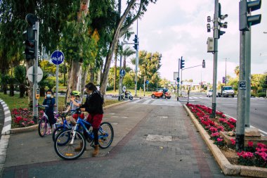 Tel Aviv İsrail 17 Ocak 2021 Kilit altındayken ve Coronavirus salgını İsrail 'i vurduğunda Tel Aviv sokaklarında dolaşan kimliği belirsiz insanların görüntüsü
