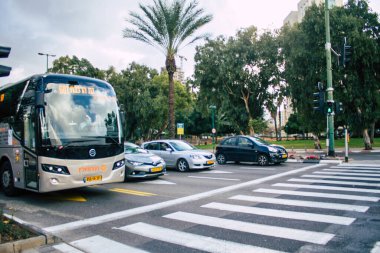 Tel Aviv İsrail 17 Ocak 2021 Coronavirus salgını sırasında Tel Aviv sokaklarındaki şehir trafiğini gösteriyor.