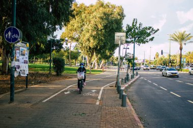 Tel Aviv İsrail 17 Ocak 2021 Kilit altındayken ve Coronavirus salgını İsrail 'i vurduğunda Tel Aviv sokaklarında dolaşan kimliği belirsiz insanların görüntüsü