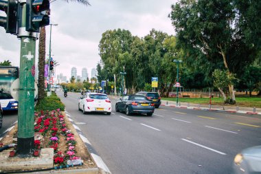 Tel Aviv İsrail 17 Ocak 2021 Coronavirus salgını sırasında Tel Aviv sokaklarındaki şehir trafiğini gösteriyor.