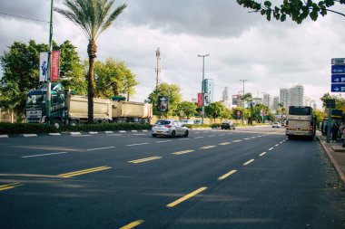 Tel Aviv İsrail 17 Ocak 2021 'de İsrail' deki Coronavirus salgını ve tecrit sırasında Tel Aviv sokaklarından geçen geleneksel bir İsrail taksisinin görüntüsü