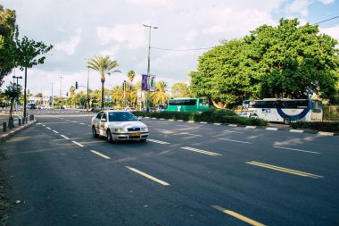 Tel Aviv İsrail 17 Ocak 2021 'de İsrail' deki Coronavirus salgını ve tecrit sırasında Tel Aviv sokaklarından geçen geleneksel bir İsrail taksisinin görüntüsü