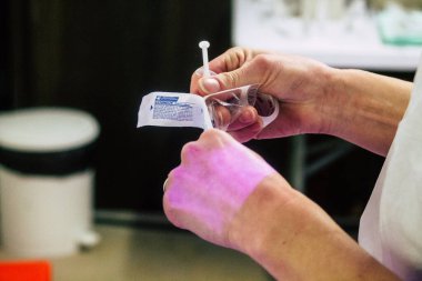 Reims şehrindeki bir aşı merkezinde 18 Ocak 2021 'de Fransa' yı ziyaret eden insanlar, virüsün yayılmasını sınırlamak için Fransız vatandaşlarının Coronavirus aşısını almalarına hoş geldiniz diyor.