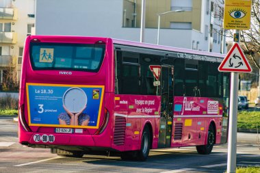 Reims France 19 Ocak 2021 Coronavirus salgını sırasında sokaklardan geçen ve Fransa 'yı vuran Reims toplu taşıma sisteminin bir parçası olan geleneksel şehir otobüsünün görüntüsü