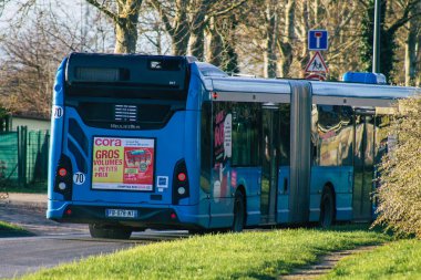 Reims France 19 Ocak 2021 Coronavirus salgını sırasında sokaklardan geçen ve Fransa 'yı vuran Reims toplu taşıma sisteminin bir parçası olan geleneksel şehir otobüsünün görüntüsü