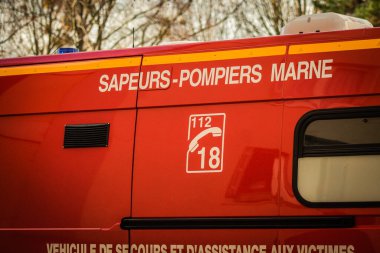 Reims, Fransa 19 Ocak 2021 Coronavirus salgını sırasında Reims sokaklarına park etmiş Fransız kırmızı itfaiye arabasının görüntüsü ve nüfusun sınırlandırılması