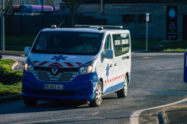 Fransa 19 Ocak 2021 Coronavirus salgını ve kentin kapatılması sırasında Reims sokaklarından geçen geleneksel bir ambulans görüntüsü