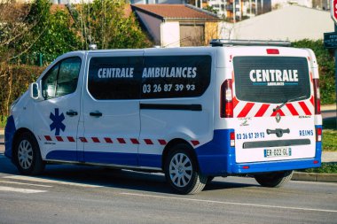 Fransa 19 Ocak 2021 Coronavirus salgını ve kentin kapatılması sırasında Reims sokaklarından geçen geleneksel bir ambulans görüntüsü