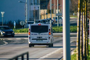 Fransa 19 Ocak 2021 Coronavirus salgını ve kentin kapatılması sırasında Reims sokaklarından geçen geleneksel bir ambulans görüntüsü