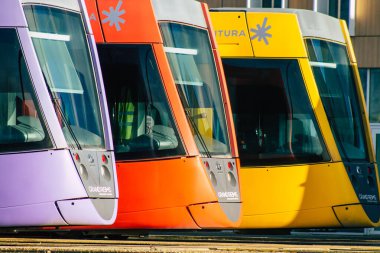 Reims France 19 Ocak 2021 Tramvay istasyonunda ve Fransa 'daki Reims toplu taşıma sisteminin bir parçası olarak park etmiş yolcular için modern bir elektrikli tramvayın görüntüsü