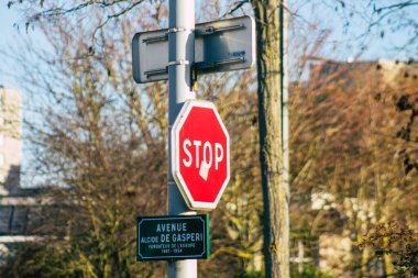 Reims şehir merkezindeki karayolu kullanıcısına bilgi sağlamak için yolun kenarında veya üzerinde dikilmiş sokak levhası veya yol tabelasının 19 Ocak 2021 'de Fransa' da görülmesi