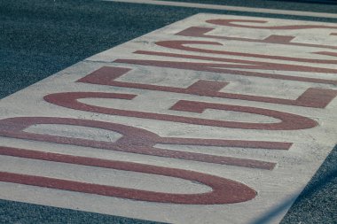 Reims şehir merkezindeki karayolu kullanıcısına bilgi sağlamak için yolun kenarında veya üzerinde dikilmiş sokak levhası veya yol tabelasının 19 Ocak 2021 'de Fransa' da görülmesi