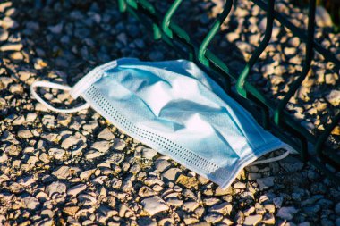 Reims, 19 Ocak 2021 'de Fransa' yı Fransa 'nın Grand Est bölgesinde bir şehir olan ve Avrupa' nın en eski kentlerinden biri olan Reims sokaklarına atılan çöp manzarası ile donatır.