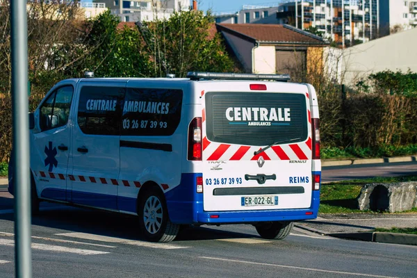 Reims France Janvier 2021 Vue Une Ambulance Traditionnelle Conduisant Dans — Photo