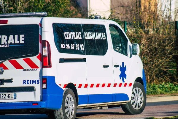 Reims Francie Ledna 2021 Pohled Tradiční Sanitku Projíždějící Ulicemi Remeše — Stock fotografie