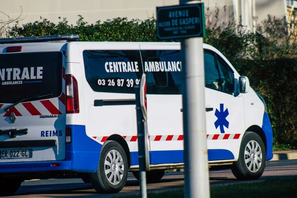 Reims Francie Ledna 2021 Pohled Tradiční Sanitku Projíždějící Ulicemi Remeše — Stock fotografie