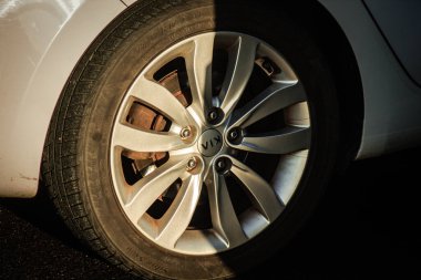 Reims 19 Ocak 2021 'de Fransa' da Reims caddesinde park etmiş modern bir arabanın tekerine yakın çekim