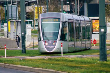 Fransa 20 Ocak 2021 Coronavirus salgını sırasında Fransa 'da Reims sokaklarında dolaşan yolculara yönelik modern bir elektrikli tramvayın görüntüsü