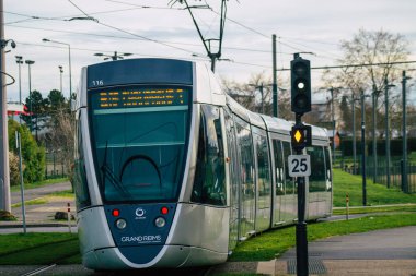 Fransa 20 Ocak 2021 Coronavirus salgını sırasında Fransa 'da Reims sokaklarında dolaşan yolculara yönelik modern bir elektrikli tramvayın görüntüsü