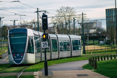 Fransa 20 Ocak 2021 Coronavirus salgını sırasında Fransa 'da Reims sokaklarında dolaşan yolculara yönelik modern bir elektrikli tramvayın görüntüsü