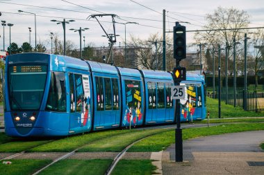 Fransa 20 Ocak 2021 Coronavirus salgını sırasında Fransa 'da Reims sokaklarında dolaşan yolculara yönelik modern bir elektrikli tramvayın görüntüsü