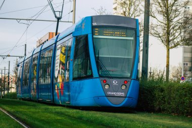 Fransa 20 Ocak 2021 Coronavirus salgını sırasında Fransa 'da Reims sokaklarında dolaşan yolculara yönelik modern bir elektrikli tramvayın görüntüsü