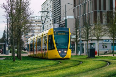 Fransa 20 Ocak 2021 Coronavirus salgını sırasında Fransa 'da Reims sokaklarında dolaşan yolculara yönelik modern bir elektrikli tramvayın görüntüsü
