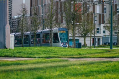 Fransa 20 Ocak 2021 Coronavirus salgını sırasında Fransa 'da Reims sokaklarında dolaşan yolculara yönelik modern bir elektrikli tramvayın görüntüsü