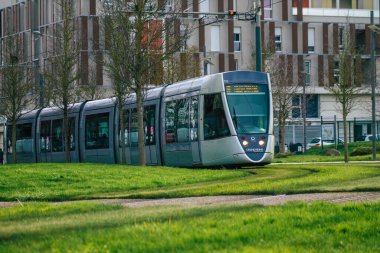 Fransa 20 Ocak 2021 Coronavirus salgını sırasında Fransa 'da Reims sokaklarında dolaşan yolculara yönelik modern bir elektrikli tramvayın görüntüsü