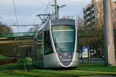 Fransa 20 Ocak 2021 Coronavirus salgını sırasında Fransa 'da Reims sokaklarında dolaşan yolculara yönelik modern bir elektrikli tramvayın görüntüsü