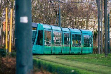 Fransa 20 Ocak 2021 Coronavirus salgını sırasında Fransa 'da Reims sokaklarında dolaşan yolculara yönelik modern bir elektrikli tramvayın görüntüsü