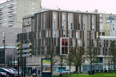 Reims 'de yer alan modern bir binanın cephesi, Fransa' nın Grand Est bölgesinde yer alan ve Avrupa 'nın en eski binalarından biri olan Fransa' yı 20 Ocak 2021 'de yeniden canlandırıyor.