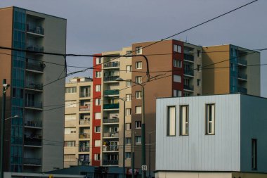 Reims 'de yer alan modern bir binanın cephesi, Fransa' nın Grand Est bölgesinde yer alan ve Avrupa 'nın en eski binalarından biri olan Fransa' yı 20 Ocak 2021 'de yeniden canlandırıyor.