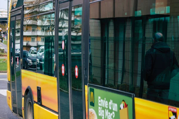 Reims Francia Gennaio 2021 Veduta Autobus Urbano Passeggeri Che Attraversano — Foto Stock