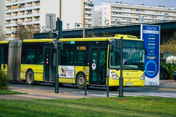 ランス フランス2021年1月20日コロナウイルス発生時の街中を走る乗客のための都市バスの眺めランスの公共交通機関の一部とフランスに当たる — ストック写真