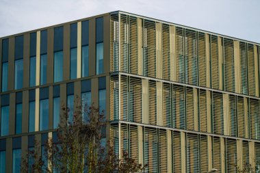 Reims 'de yer alan modern bir binanın cephesi, Fransa' nın Grand Est bölgesinde yer alan ve Avrupa 'nın en eski binalarından biri olan Fransa' yı 20 Ocak 2021 'de yeniden canlandırıyor.