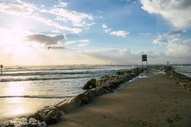 Tel Aviv İsrail 21 Ocak 2021 Kışın Tel Aviv 'deki boş kumsal manzarası ve Coronavirus salgını İsrail' i vurdu.