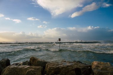 Tel Aviv İsrail 21 Ocak 2021 Kışın Tel Aviv 'deki boş kumsal manzarası ve Coronavirus salgını İsrail' i vurdu.