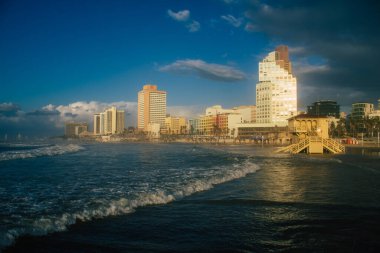 Tel Aviv İsrail 21 Ocak 2021 Kışın Tel Aviv 'deki boş kumsal manzarası ve Coronavirus salgını İsrail' i vurdu.