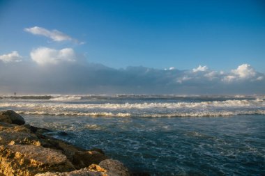 Tel Aviv İsrail 21 Ocak 2021 Kışın Tel Aviv 'deki boş kumsal manzarası ve Coronavirus salgını İsrail' i vurdu.