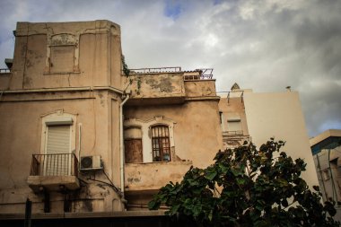 Tel Aviv İsrail 21 Ocak 2021 Tel Aviv ve Coronavirus salgınının İsrail 'i vurduğu sırada Tel Aviv sokaklarında yer alan modern bir binanın cephesinin görüntüsü