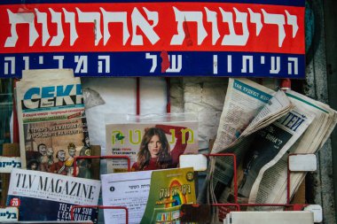 Tel Aviv İsrail 21 Ocak 2021 'de Tel Aviv sokaklarında satılan gazete ve dergilerin görüntüsü ve Coronavirus salgını İsrail' i vurdu.