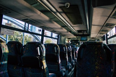 Tel Aviv İsrail 21 Ocak 2021 İsrail 'de Coronavirus salgını ve tecrit sırasında Tel Aviv sokaklarından geçen bir İsrail halk otobüsünün içinde