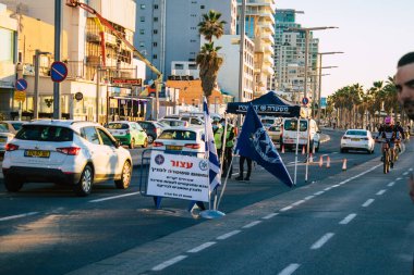 Tel Aviv İsrail 21 Ocak 2021 İsrail polisi Tel Aviv 'deki koronavirüs salgını sırasında arabaları kontrol ederek İsrail' deki geniş çaplı karantinayı güçlendirdi.