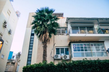 Tel Aviv İsrail 22 Ocak 2021. Tel Aviv ve Coronavirus salgınının İsrail 'i vurduğu sırada Tel Aviv sokaklarında bulunan modern bir binanın ön cephesi görülüyor.