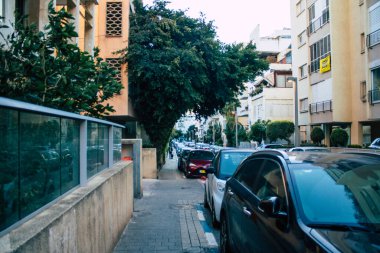 Tel Aviv İsrail 22 Ocak 2021. Tel Aviv ve Coronavirus salgınının İsrail 'i vurduğu sırada Tel Aviv sokaklarında bulunan modern bir binanın ön cephesi görülüyor.