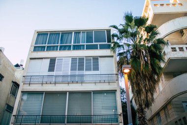 Tel Aviv İsrail 22 Ocak 2021. Tel Aviv ve Coronavirus salgınının İsrail 'i vurduğu sırada Tel Aviv sokaklarında bulunan modern bir binanın ön cephesi görülüyor.