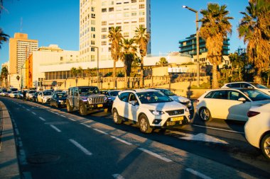 Tel Aviv İsrail 22 Ocak 2021 'de Tel Aviv sokaklarındaki şehir trafiğini ve Coronavirus salgınının İsrail' i vurduğunu gösteriyor.