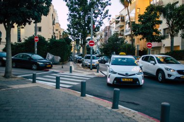 Tel Aviv İsrail 22 Ocak 2021 'de İsrail' deki Coronavirus salgını ve tecrit sırasında Tel Aviv sokaklarından geçen geleneksel bir İsrail taksisinin görüntüsü